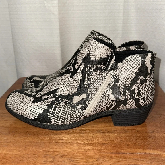 Arizona Snakeskin Booties with Memory Foam Size 6.5 New - Picture 2 of 12